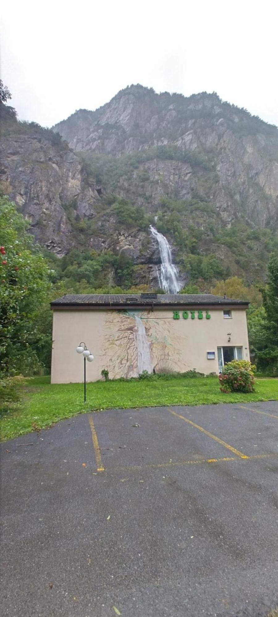 ホテル La Cascade Vernayaz エクステリア 写真